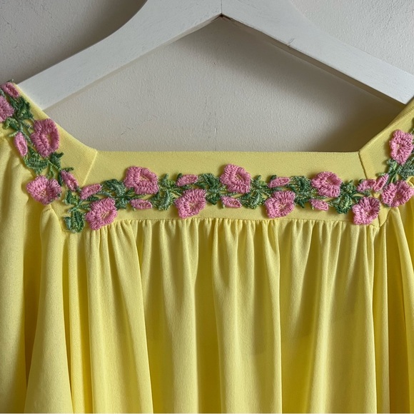 Vintage Linda Montréal Nylon Nightgown Yellow Flowers Embroidery One Size - Picture 10 of 15